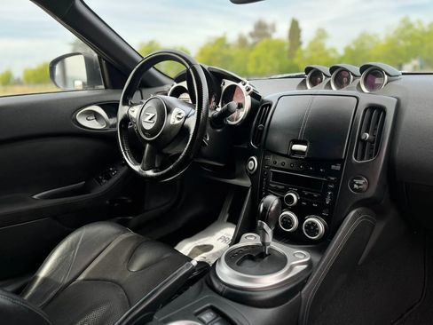 Used 2009 Nissan 370Z Touring w/ Sport Pkg RWD image 14