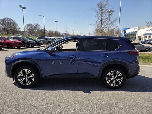 Used 2021 Nissan Rogue SV image 2