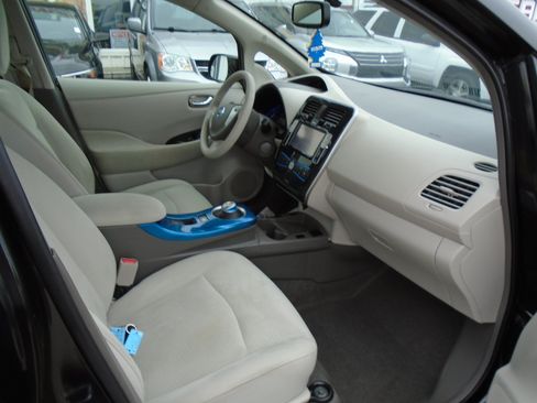 Used 2011 Nissan Leaf w/ Eco Design Pkg FWD image 13