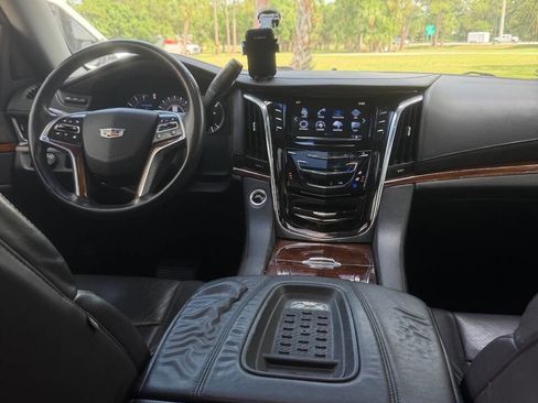 Used 2017 Cadillac Escalade Luxury RWD image 22