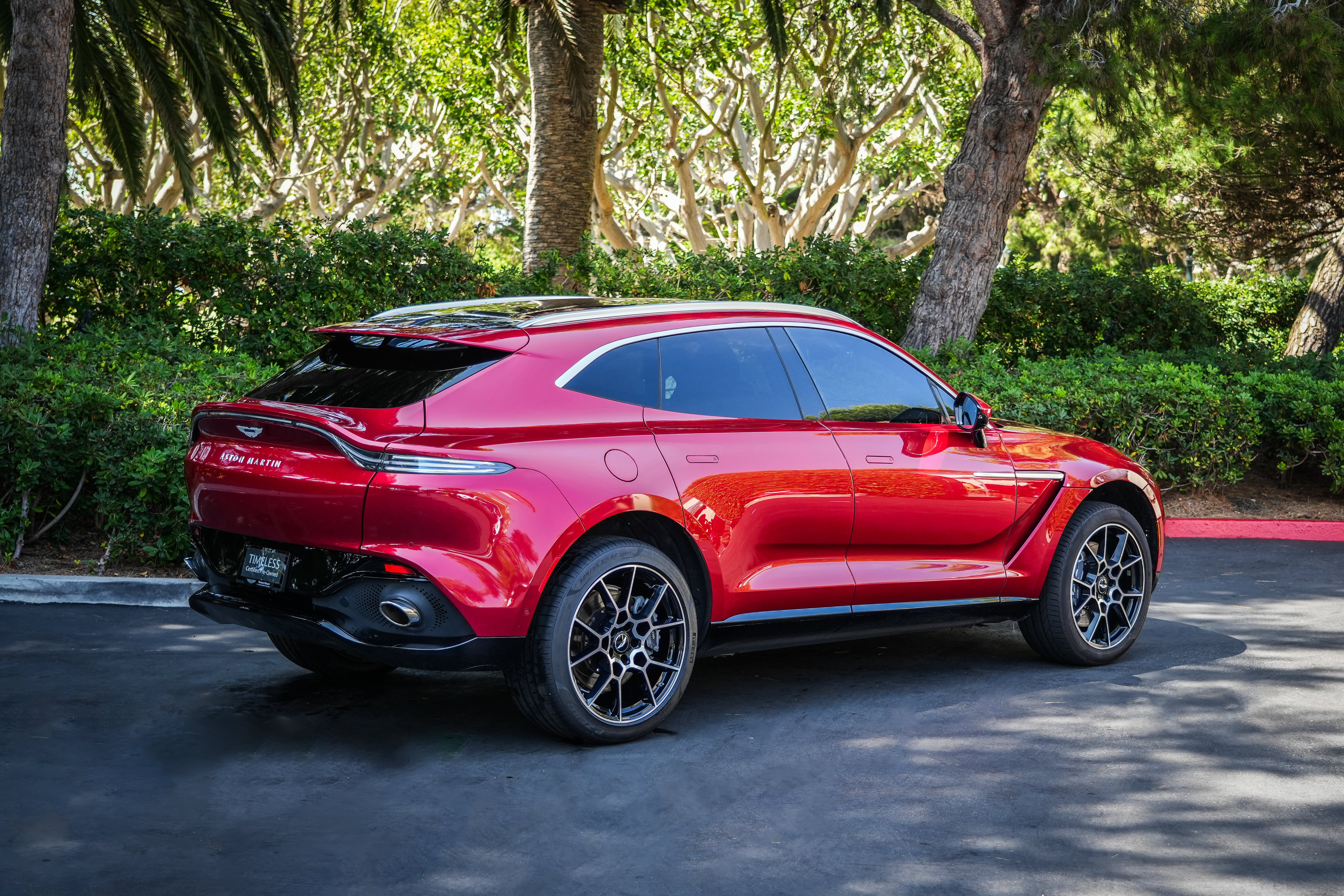Used 2023 Aston Martin DBX AWD/4WD image 3