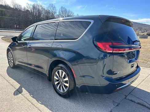 Used 2024 Chrysler Pacifica Select image 6