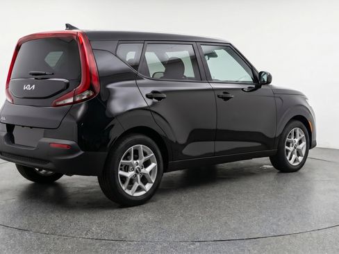 Used 2025 Kia Soul LX w/ LX Technology Package FWD image 9