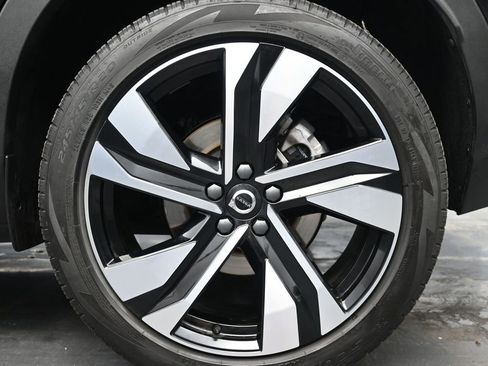 Used 2024 Volvo XC40 B5 Plus image 9
