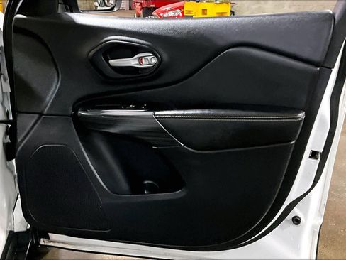 Used 2015 Jeep Cherokee Limited image 23