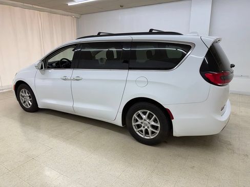 Used 2022 Chrysler Pacifica Touring-L FWD image 3
