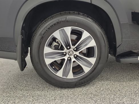 Certified 2024 Toyota Highlander XLE FWD image 5