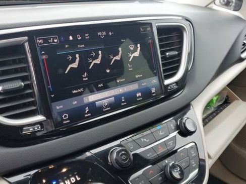 Certified 2024 Chrysler Pacifica Touring-L image 13