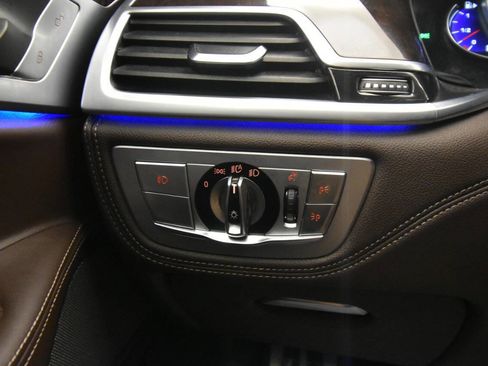 Used 2018 BMW 750i xDrive image 32