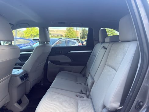 Used 2014 Toyota Highlander LE AWD/4WD image 10