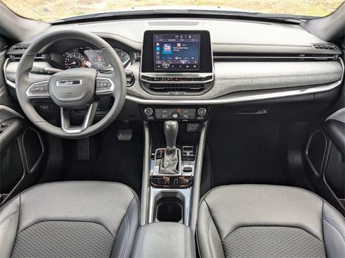 Certified 2025 Jeep Compass Latitude image 14