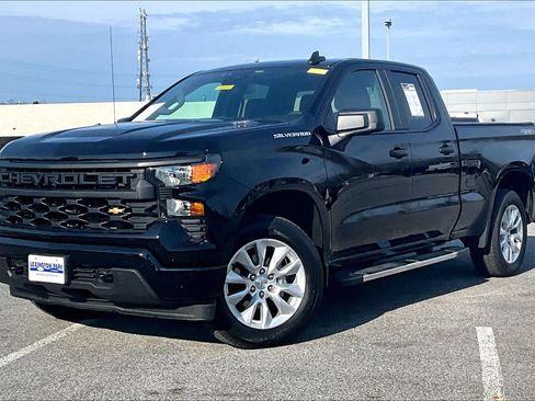 Used 2025 Chevrolet Silverado 1500 Custom image 3