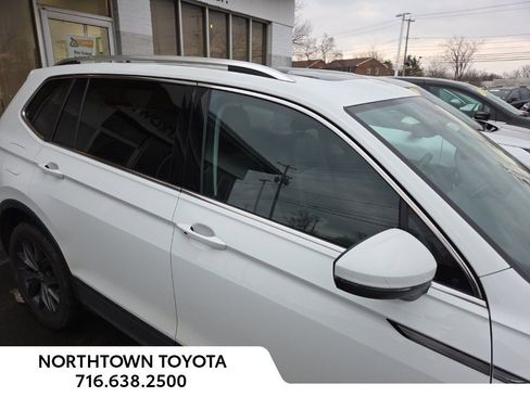 Used 2022 Volkswagen Tiguan SE w/ Panoramic Sunroof Package image 3