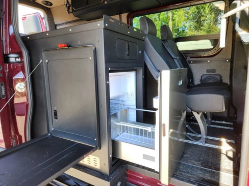 Used 2024 Mercedes-Benz Sprinter 2500 image 2