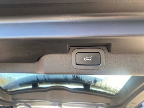 Used 2018 Land Rover Discovery SE image 6