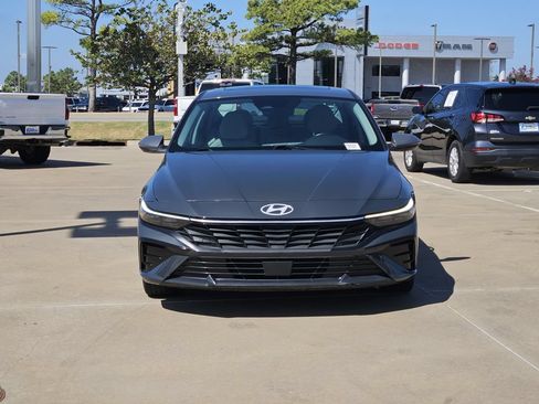 Used 2025 Hyundai Elantra Limited FWD image 2