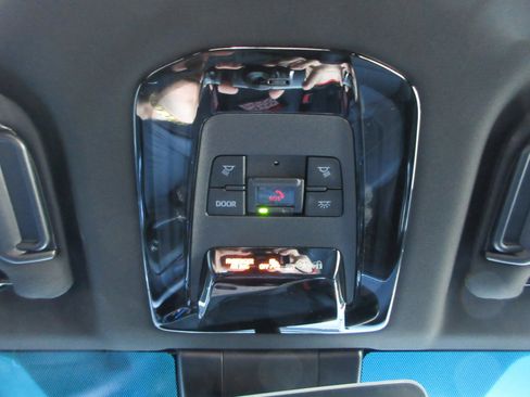 Used 2024 Toyota Venza XLE image 18