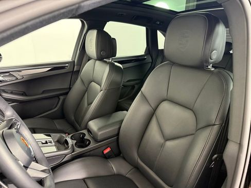 Certified 2026 Porsche Macan AWD/4WD image 5