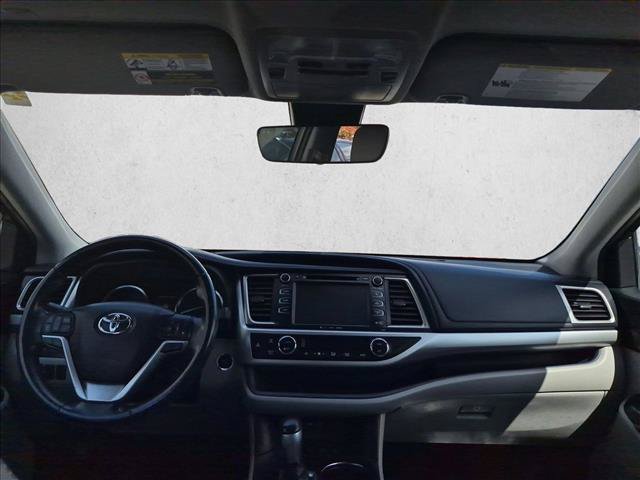 Used 2019 Toyota Highlander XLE AWD/4WD image 18