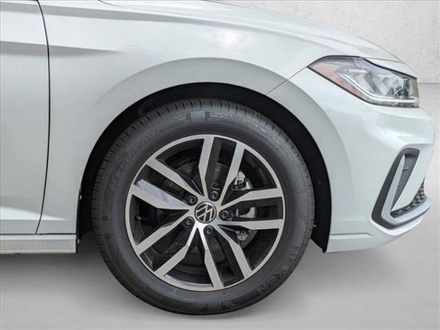 Used 2025 Volkswagen Jetta SE FWD image 19