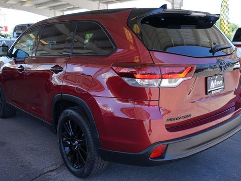 Used 2019 Toyota Highlander SE w/ Nightshade Edition FWD image 5