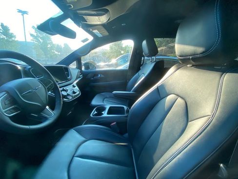 Used 2025 Chrysler Pacifica Select FWD image 5