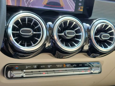 Used 2022 Mercedes-Benz GLB 250 image 26