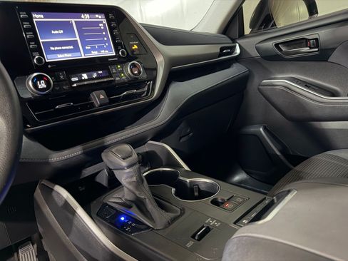 Used 2020 Toyota Highlander L FWD image 29
