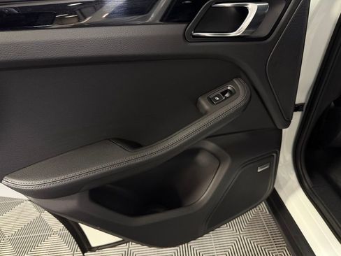 Used 2025 Porsche Macan AWD/4WD image 26