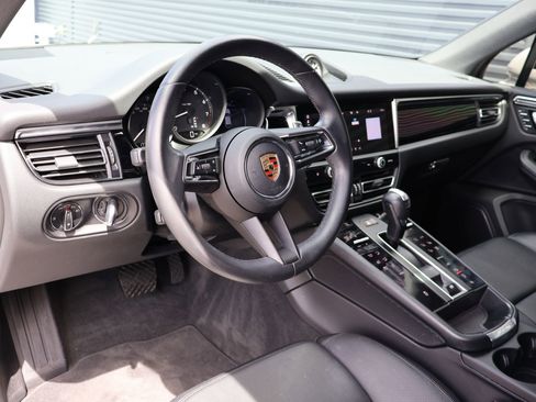 Certified 2023 Porsche Macan image 4