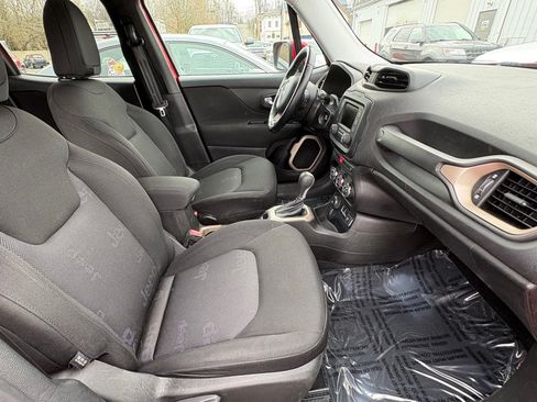 Used 2017 Jeep Renegade Latitude w/ Cold Weather Group image 17