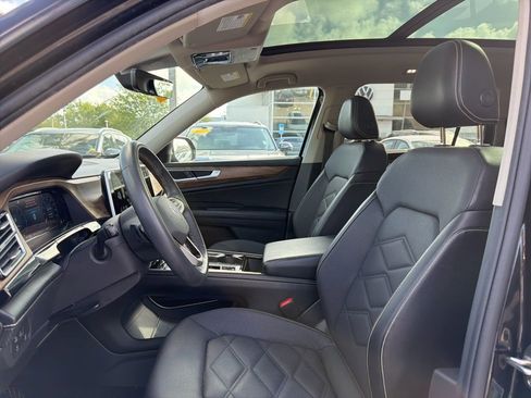 Used 2024 Volkswagen Atlas SE image 2