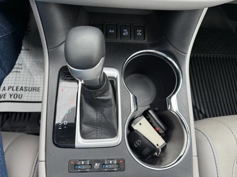 Used 2019 Toyota Highlander AWD V6 image 14