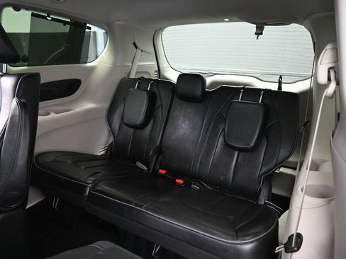 Used 2018 Chrysler Pacifica Limited w/ Advanced Safetytec Group FWD image 19