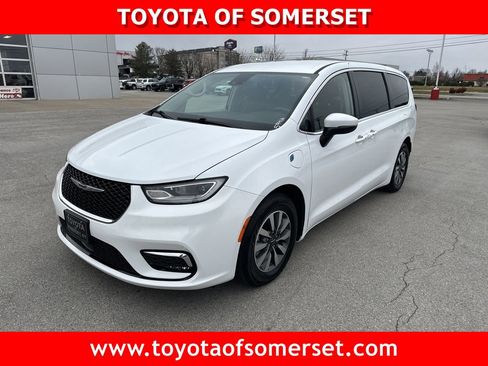 Used 2023 Chrysler Pacifica Touring-L FWD image 1