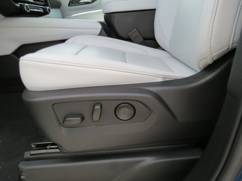 Used 2025 Chevrolet Suburban Premier AWD/4WD image 20