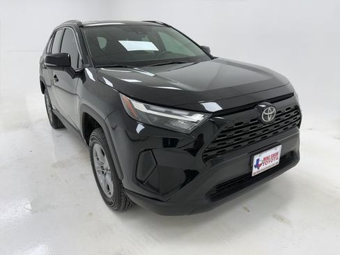 Used 2025 Toyota RAV4 XLE AWD/4WD image 2