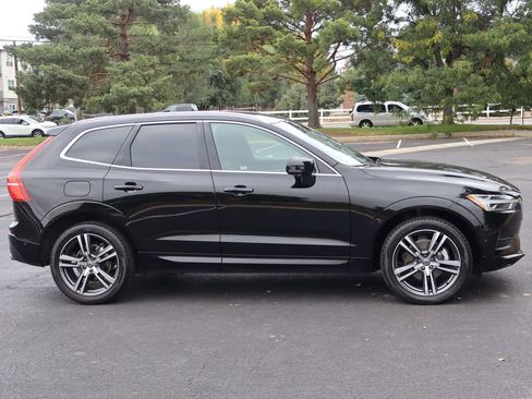 Used 2019 Volvo XC60 T5 Momentum w/ Multimedia Package image 3