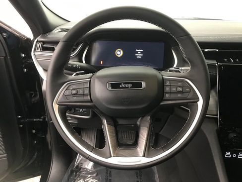 Used 2025 Jeep Grand Cherokee Limited image 14