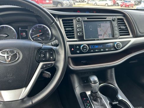 Used 2019 Toyota Highlander XLE FWD image 21