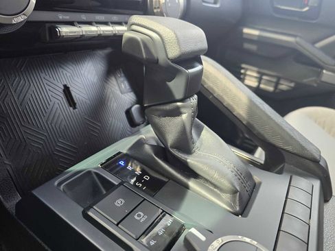 Used 2025 Toyota Tacoma SR5 AWD/4WD image 33