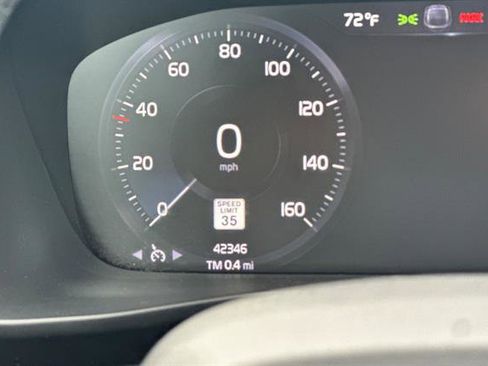 Used 2022 Volvo XC40 T5 Momentum image 28