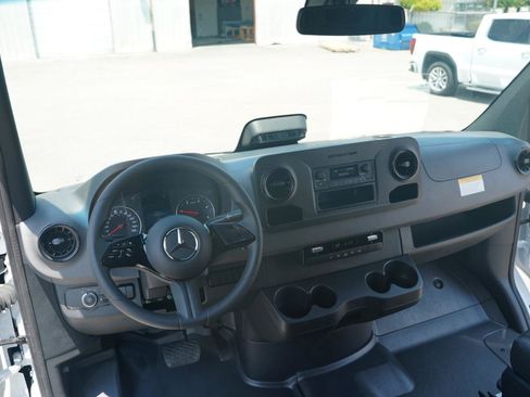 Used 2025 Mercedes-Benz Sprinter 2500 image 9