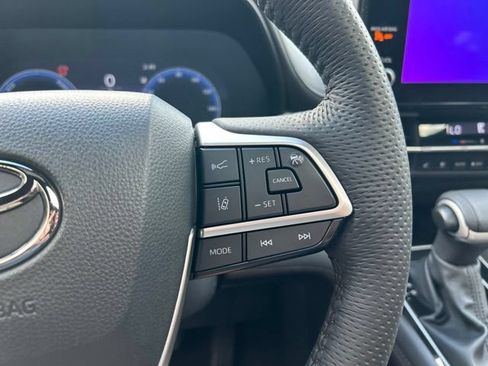 Used 2025 Toyota Sienna Platinum AWD/4WD image 21