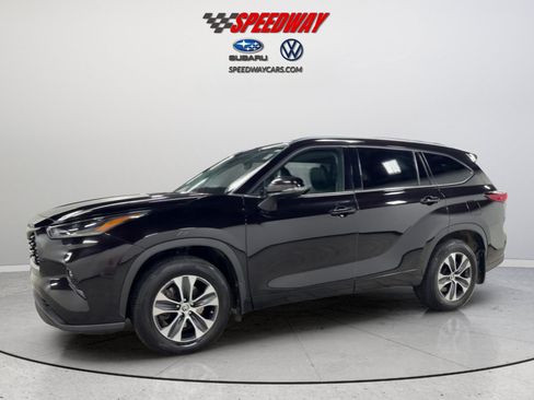Used 2021 Toyota Highlander XLE AWD/4WD image 11