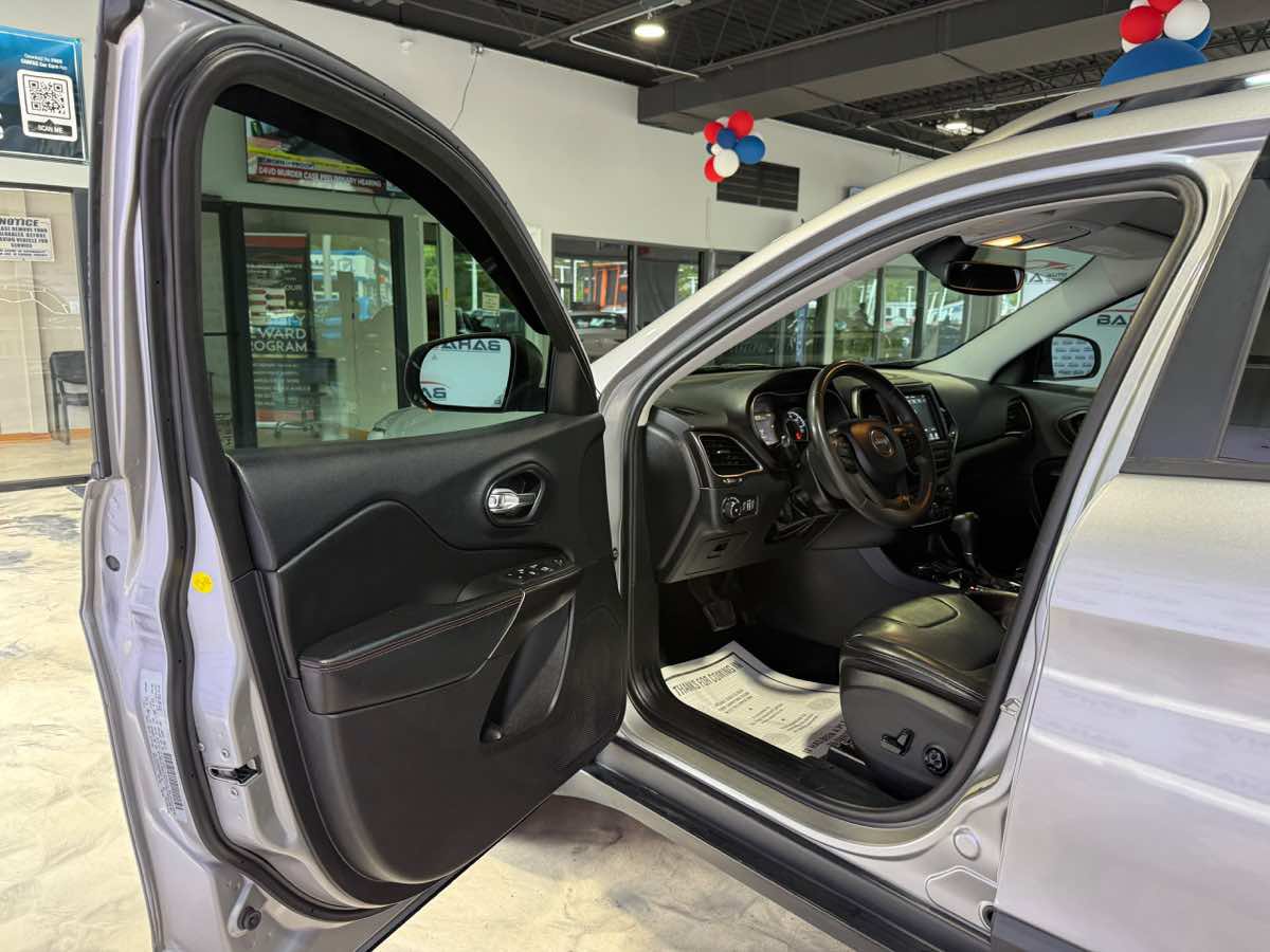 Used 2020 Jeep Cherokee Trailhawk AWD/4WD image 30