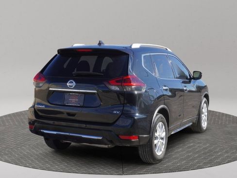 Used 2019 Nissan Rogue SV image 2