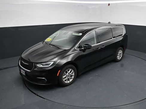 Used 2024 Chrysler Pacifica Touring-L FWD image 36