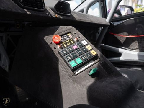 Used 2022 Lamborghini Huracan EVO image 18