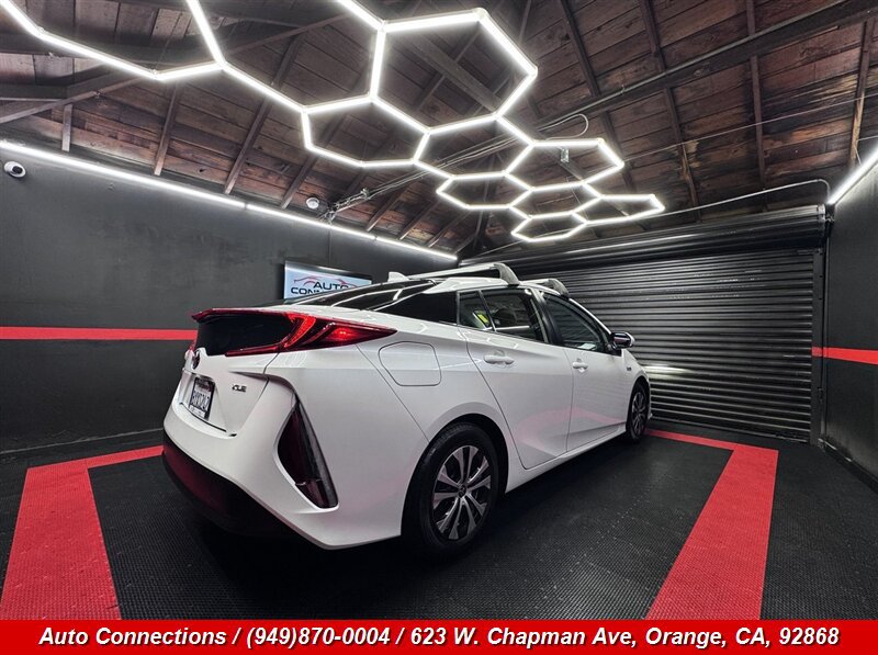 Used 2022 Toyota Prius Prime XLE FWD image 3